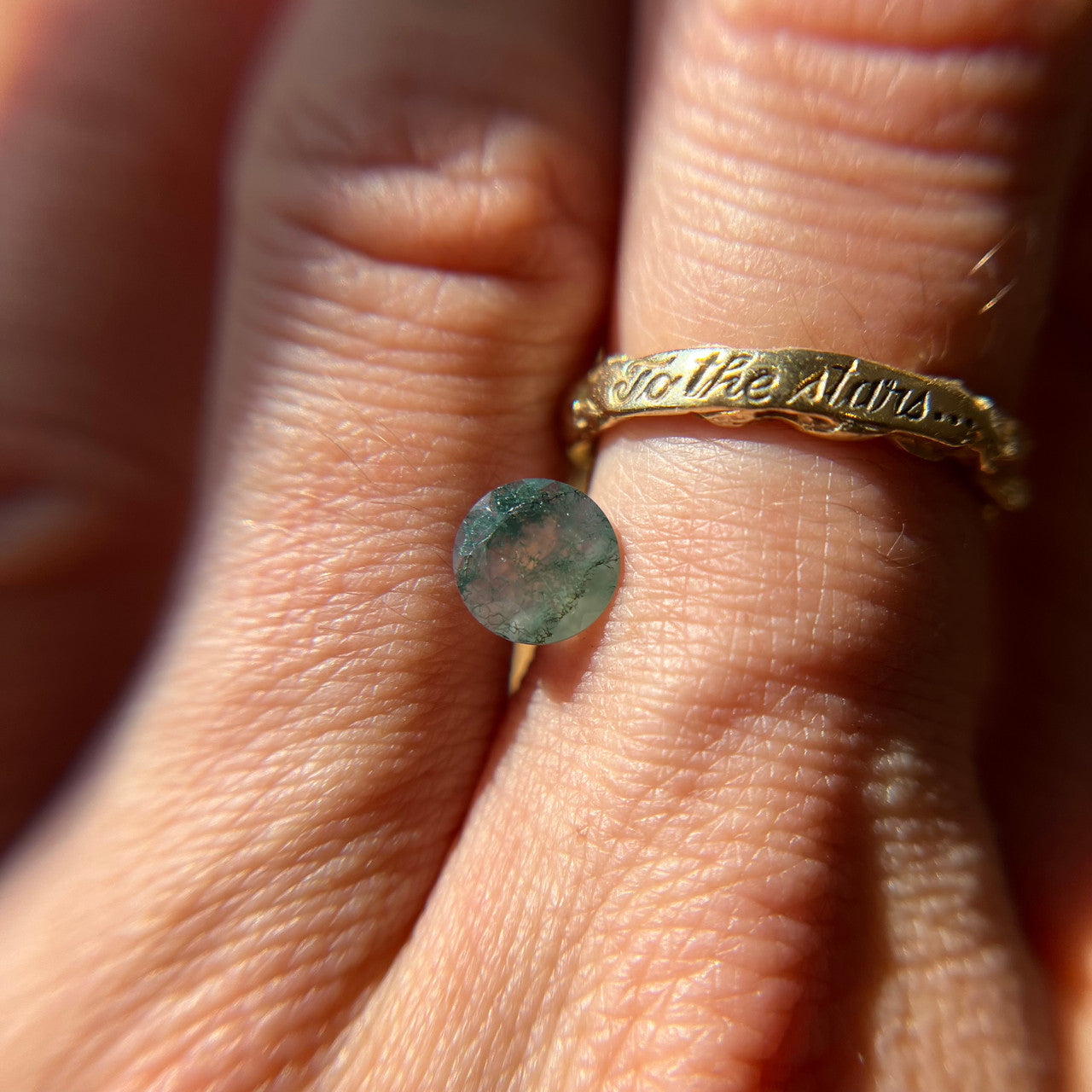 Delicate Vine Round Cut Moss Agate