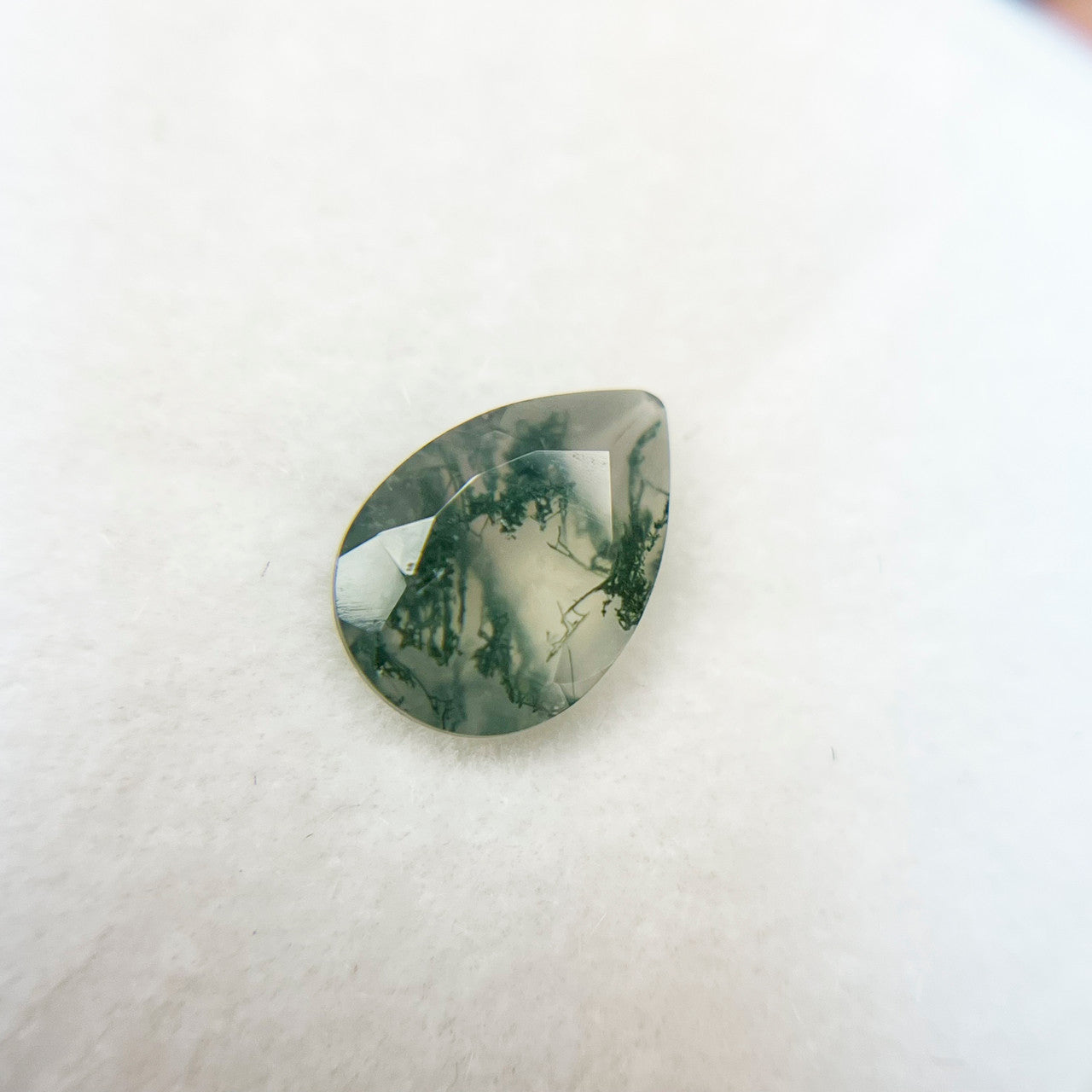 Lichen Ruffled Pear Cut Moss Agate